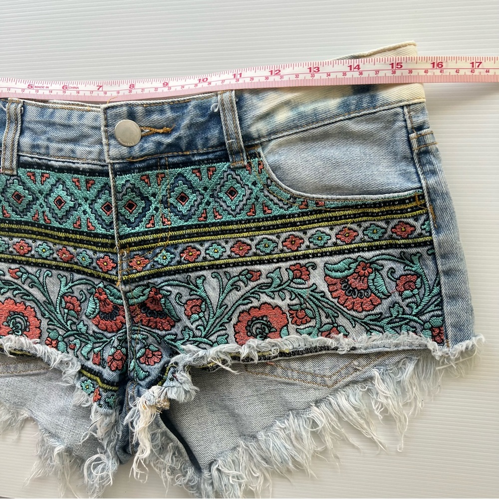 Billabong Denim Shorts Embroidered Floral Frayed Low Beach Festival Size 26 8 - Picture 12 of 15